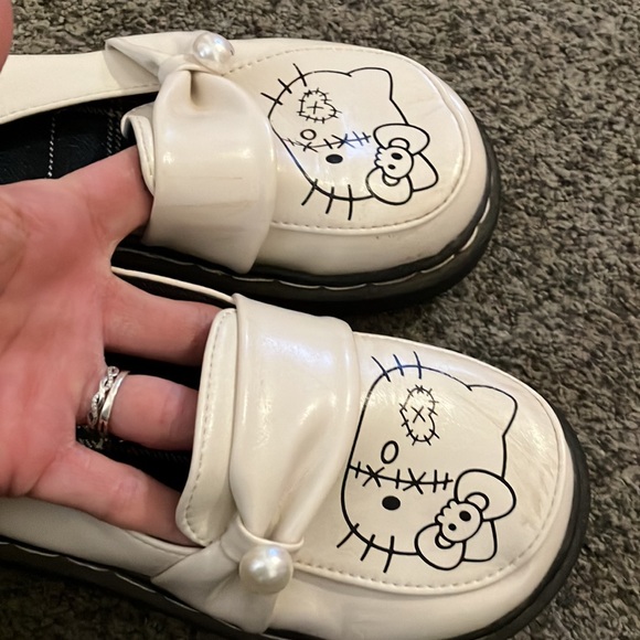 Cute Hello Kitty  shoes - Picture 3 of 5